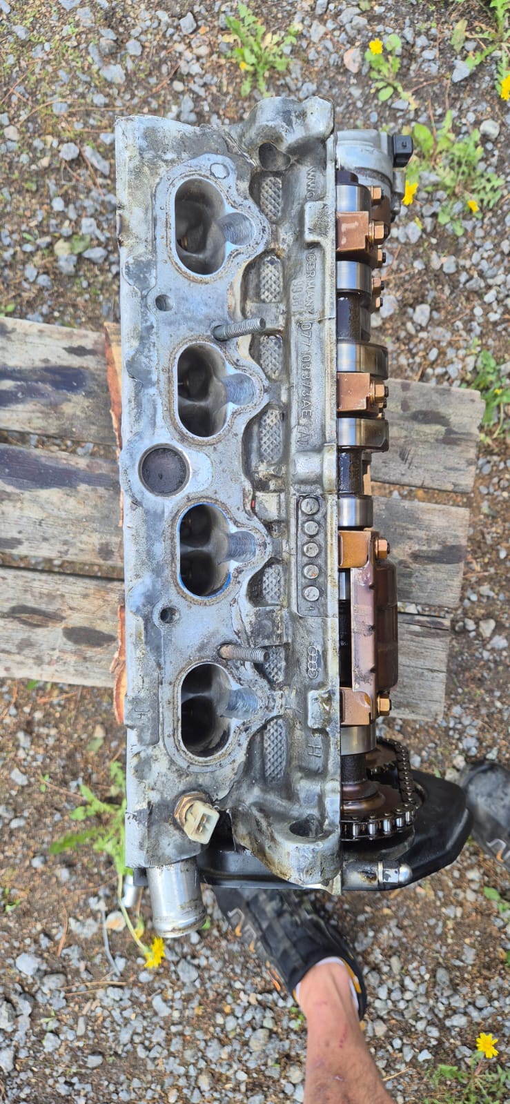 Cylinder head before laser cleaning